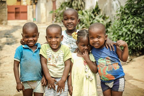 五个孩子微笑 · 免费素材图片