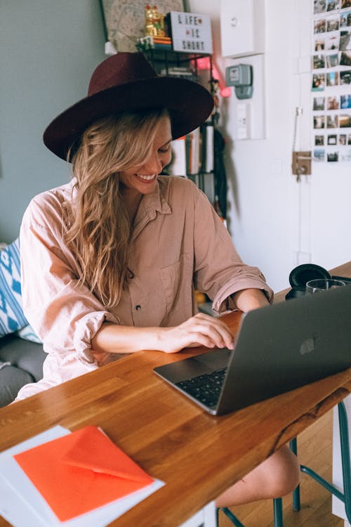 女人使用macbook · 免费素材图片