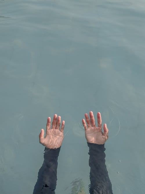 人的手上水 · 免费素材图片