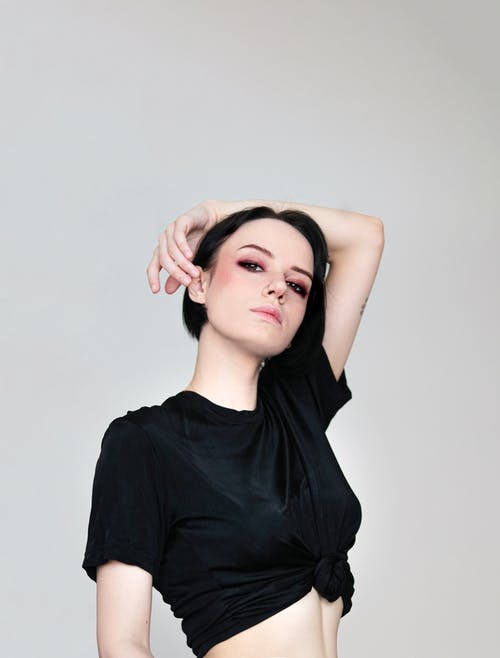 穿黑衬衫的女人 · 免费素材图片