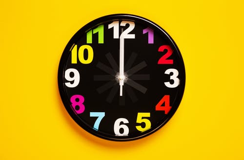 黑色和黄色模拟时钟 · 免费素材图片