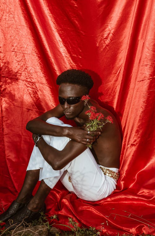 男子手捧花的照片 · 免费素材图片