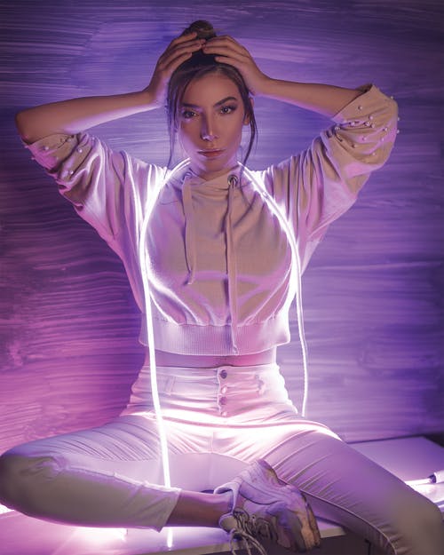 女人抱着她的头 · 免费素材图片