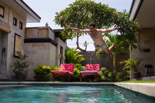 男子跳上游泳池 · 免费素材图片