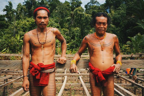 两名男子穿着红色部落服装 · 免费素材图片