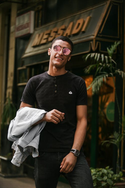 身穿黑色亨利衬衫的男人 · 免费素材图片