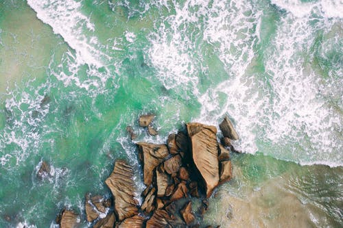 海浪在多岩石的海岸上崩溃 · 免费素材图片