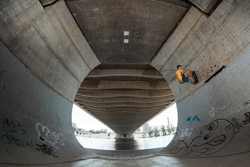 男子骑滑板公园 · 免费素材图片