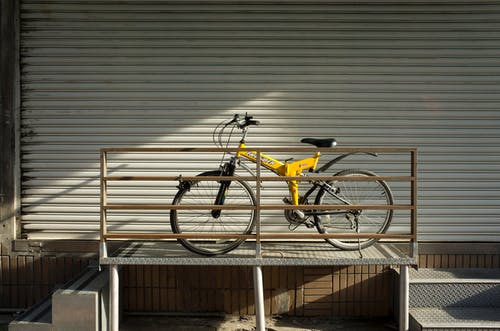 黄色全悬架自行车停在 · 免费素材图片