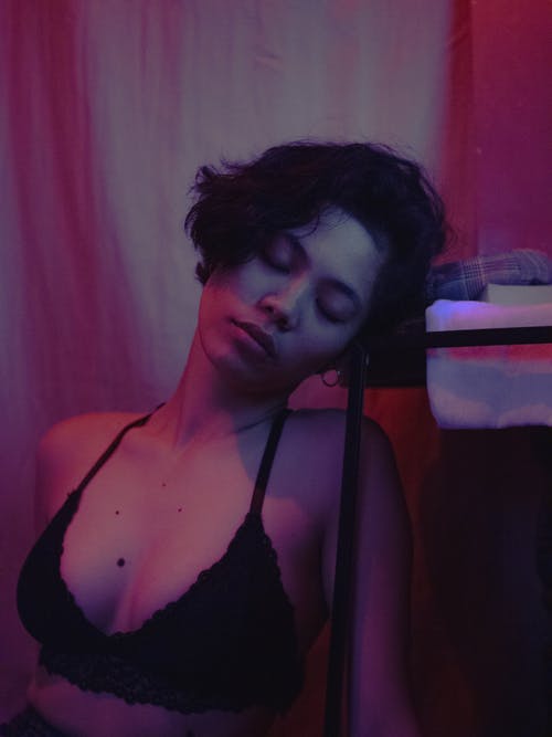 房间里的黑色胸罩的女人 · 免费素材图片