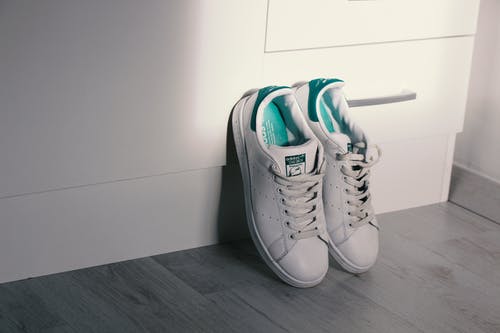 白色adidas Stan Smith运动鞋 · 免费素材图片