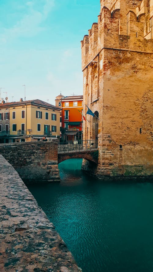 建筑物河附近的照片 · 免费素材图片