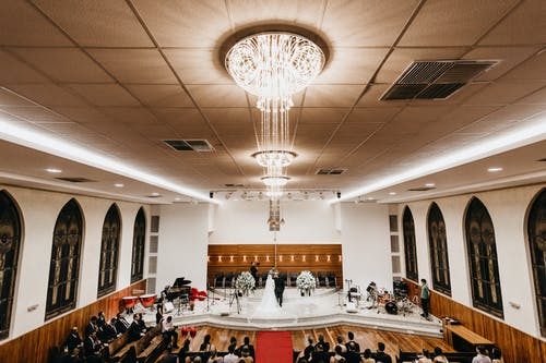 开启的透明枝形吊灯 · 免费素材图片