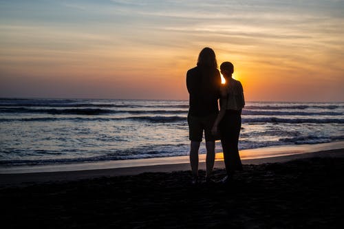 站在海边的人的剪影照片 · 免费素材图片