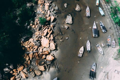 浅河上的船 · 免费素材图片
