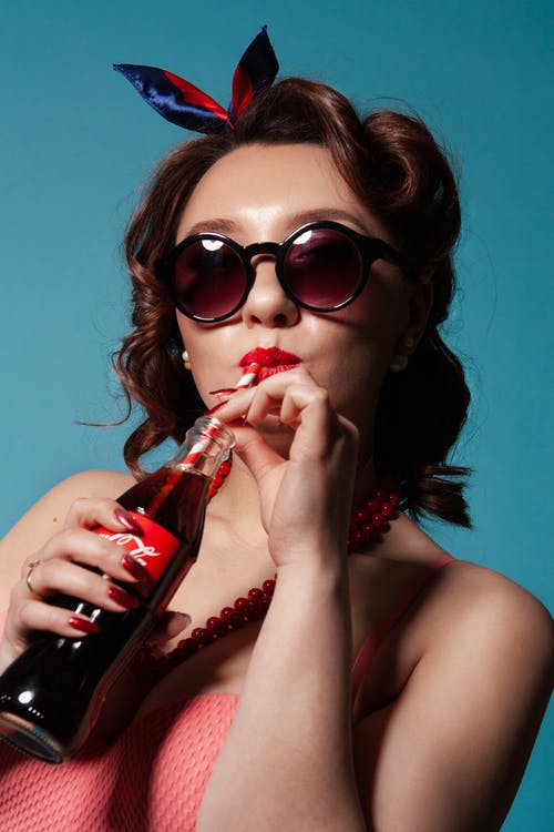 女人喝可口可乐 · 免费素材图片