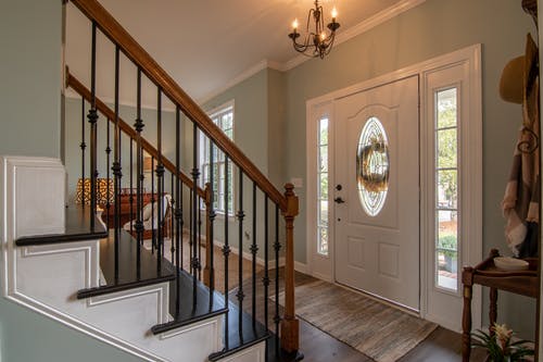 棕色木制楼梯与黄铜枝形吊灯 · 免费素材图片
