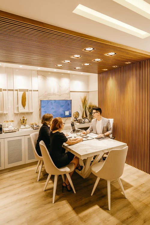 三人坐在餐桌上 · 免费素材图片