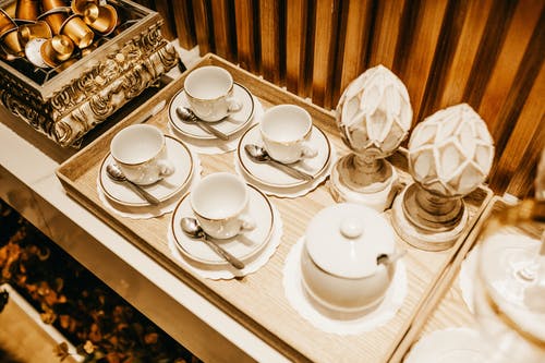桌上的白色陶瓷茶具 · 免费素材图片