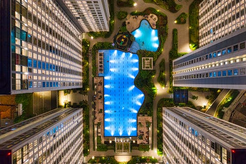 鸟瞰酒店建筑和游泳池 · 免费素材图片