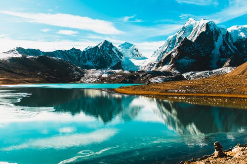 平静的水和落基山 · 免费素材图片