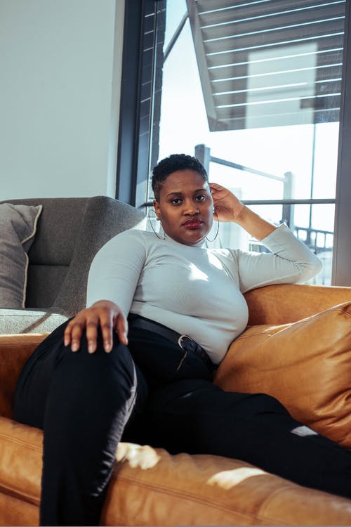 坐在沙发上的女人 · 免费素材图片