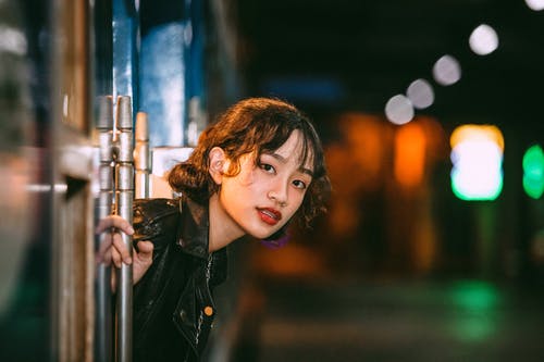 穿黑夹克的女人 · 免费素材图片