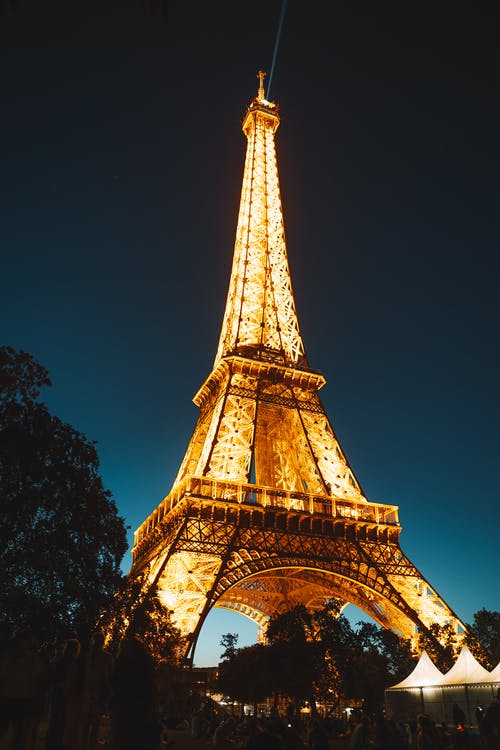 在巴黎点燃的埃菲尔铁塔 · 免费素材图片