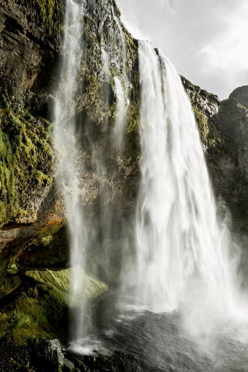 流动瀑布的延时摄影 · 免费素材图片
