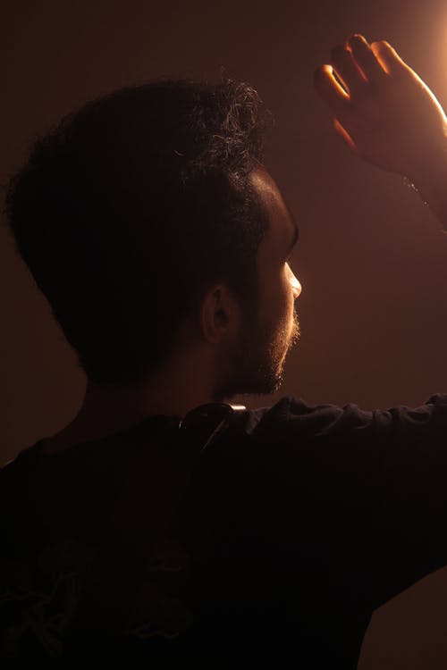 男子举起他的手 · 免费素材图片