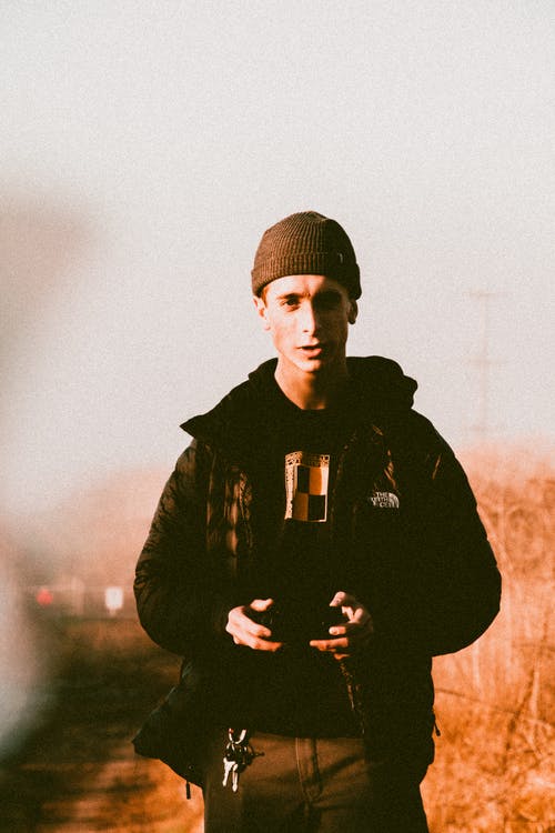 站在户外的人 · 免费素材图片