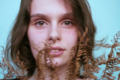 棕色的头发和蓝眼睛的女人 · 免费素材图片