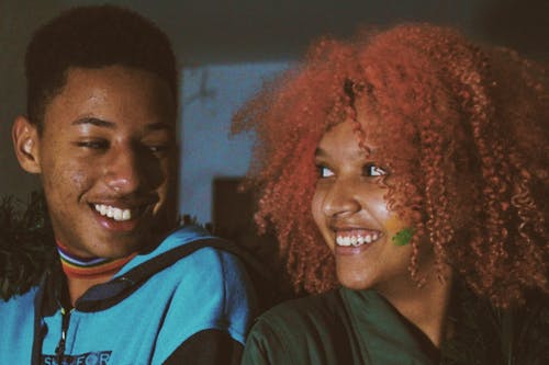 性格开朗的年轻非洲裔美国夫妇，看着对方，同时花时间在一起 · 免费素材图片