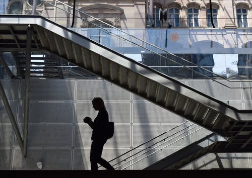 无法识别的女行人，走在城市的楼梯 · 免费素材图片