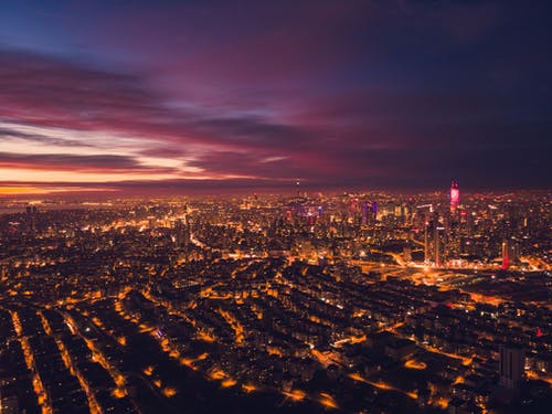 夜间照明的城市上空的夜空 · 免费素材图片