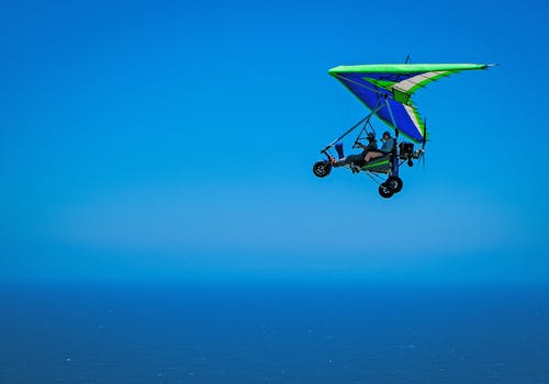 人骑滑翔伞 · 免费素材图片