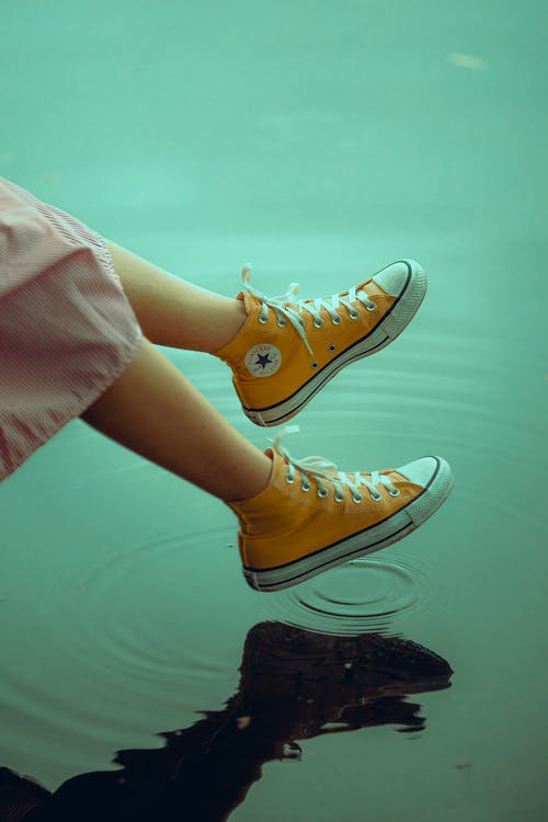 穿黄色匡威鞋的人的照片 · 免费素材图片