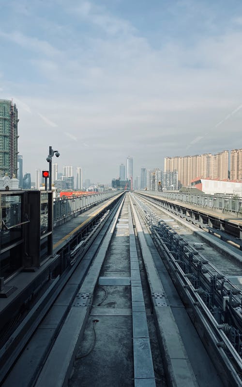 穿越城市的灰色火车铁路 · 免费素材图片