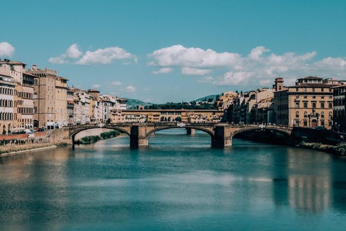 蓝蓝的天空下建筑物附近的连接桥 · 免费素材图片