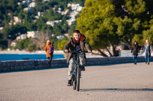 一个年轻人在城市骑自行车 · 免费素材图片