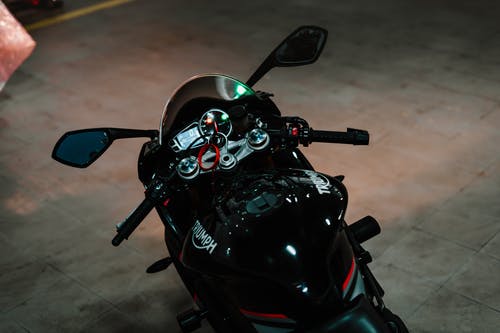 黑色摩托车带两个镜子 · 免费素材图片