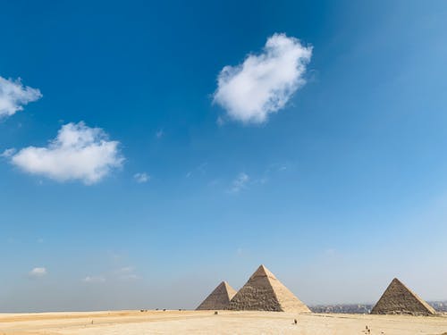蓝蓝的天空下的三个大金字塔 · 免费素材图片