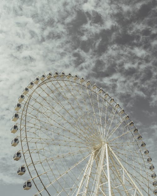 多云的天空下的白色摩天轮 · 免费素材图片