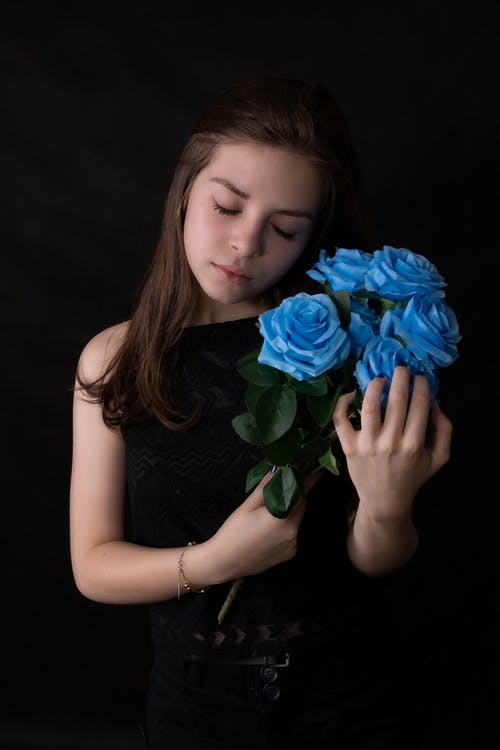嫩嫩的蓝色小花花束的温柔女孩 · 免费素材图片