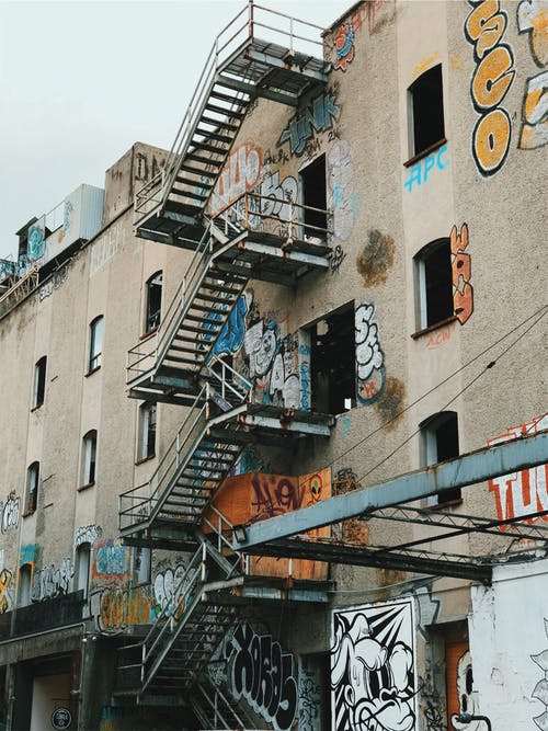 有关城市, 涂鸦, 废弃的建筑的免费素材图片