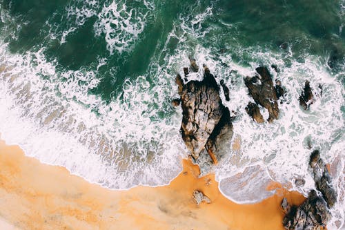 海岸波浪撞击岩石形成 · 免费素材图片