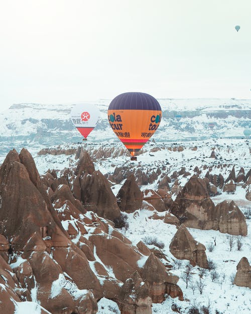 严寒天气中的三个热气球 · 免费素材图片