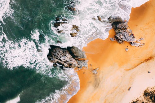 岩石海岸上的白沙 · 免费素材图片