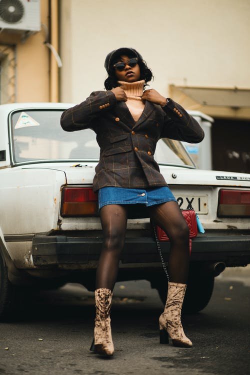 靠在白车上的女人的照片 · 免费素材图片