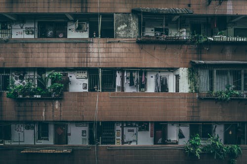 破旧的墙与旧住宅楼 · 免费素材图片